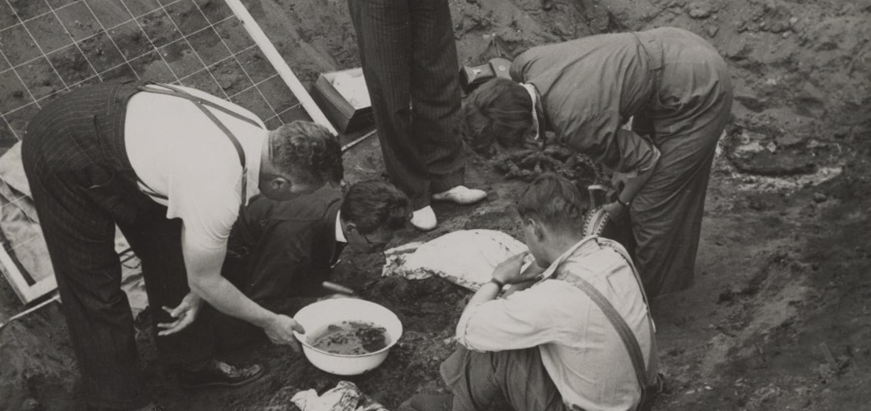 Basil Brown watches from the sidelines as C. W. Phillips, Stuart Piggott, Peggy Piggott and Grahame Clark work.