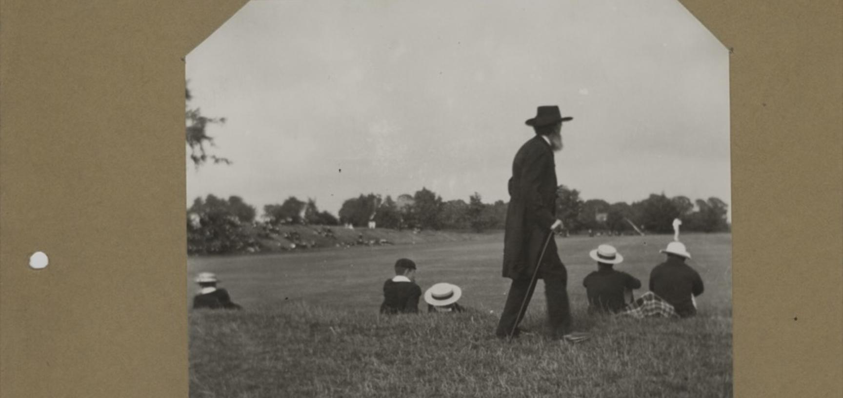 Uncaptioned photographic print.