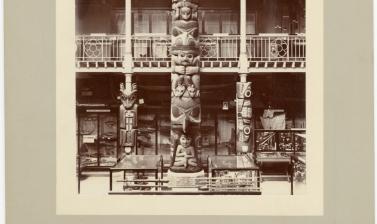 Interior view of the Pitt Rivers Museum, looking towards the east end of the Court, showing the Haida totem pole (‘Star House Pole’). Photograph by Alfred Robinson. Oxford, England. 1901. (Copyright Pitt Rivers Museum, University of Oxford. Accession Numb